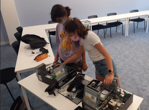 Recyclage informatique et solidaire au collège l'Herminier