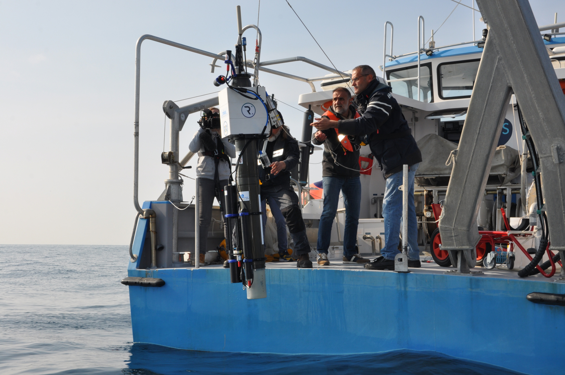 Instruments-oceanographiques_Mise-a-leau-dune-bouee-Argo_Type-Refine©Thomas_JESSIN-LOV