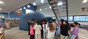Des élèves visite le planétarium installé au CDI