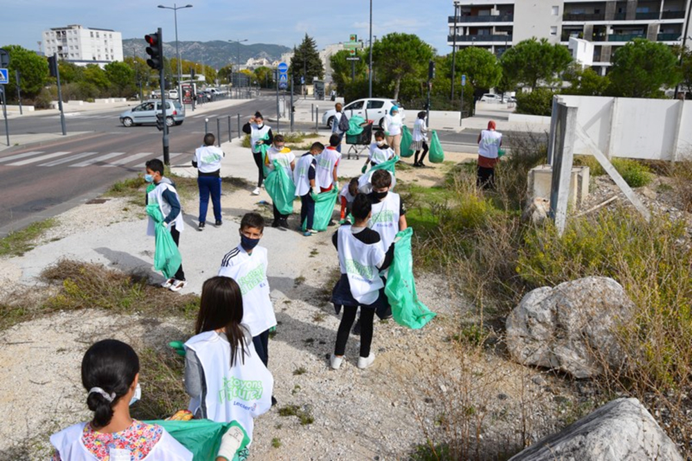 Ramassage des déchets par les élèves du collège Henri-Wallon