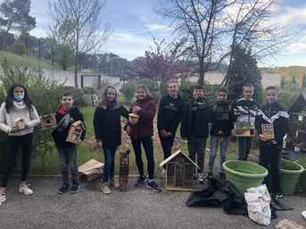 Installation de nichoirs à oiseaux et d'hôtels à insectes dans le jardin de l'établissement par les élèves de 6e