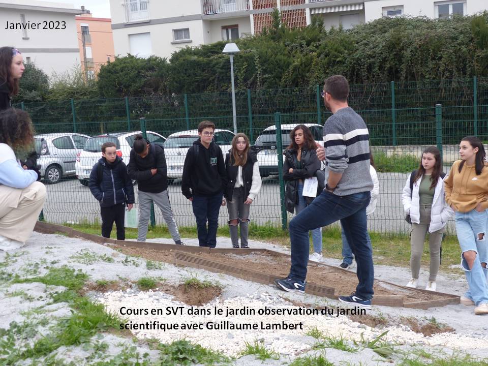 Cours de SVT dans le jardin scientifique