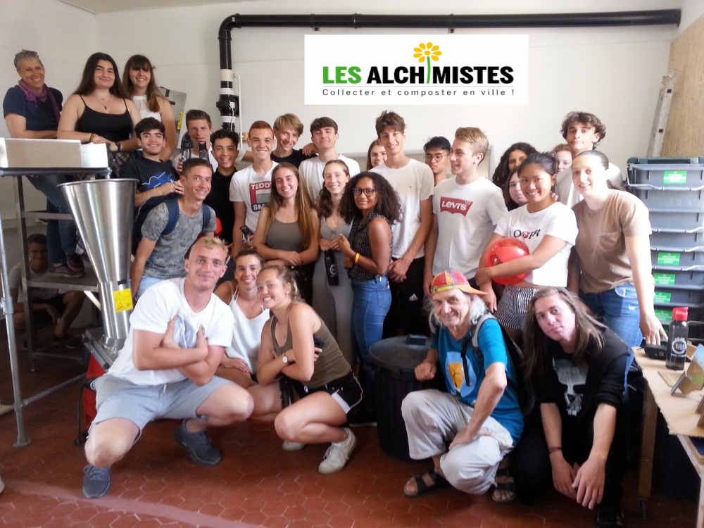 Une classe de 1re S du lycée Dumont-d’Urville à la station des Alchimistes (port de Toulon)