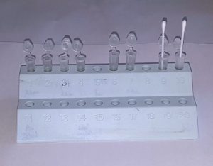 Un exemple de présentation des tubes Eppendorf. Ils contiennent les différents réactifs du test ELISA ainsi que les suspensions de bactéries (à droite).